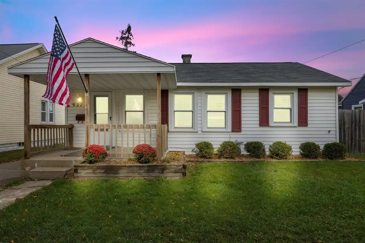 Photo 1 of Single family home for sale at 927 Aberdeen St, Grand Rapids, MI 49505 | MLS# 70564594 | Listing updated on 2026-10-23