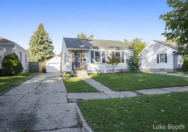 Photo 2 of Sale Pending at 723 Powers Ave, Grand Rapids, MI 49504 | MLS# 70501144 | Listing updated on 2025-10-28