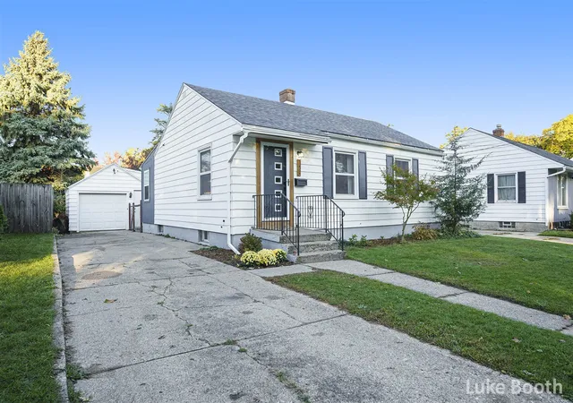 Photo 3 of Sale Pending at 723 Powers Ave, Grand Rapids, MI 49504 | MLS# 70501144 | Listing updated on 2025-10-28