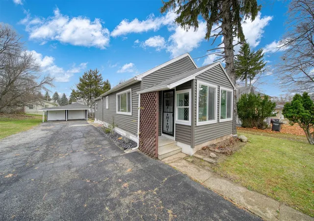 2nd image of 328 Adams St, Jackson, MI 49202 | MLS# 70507250