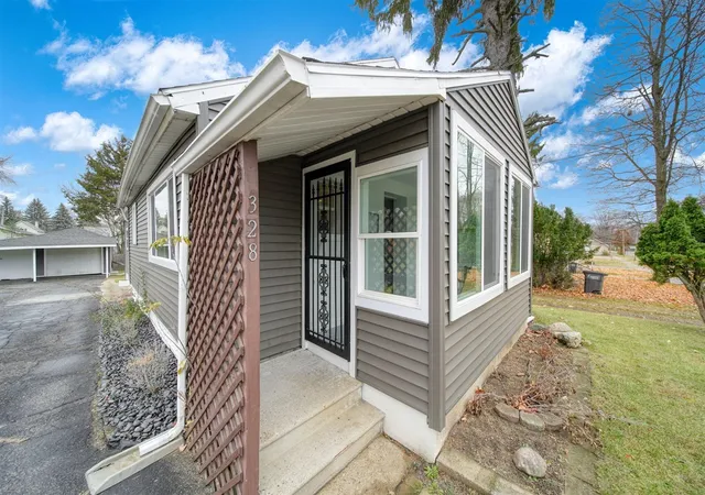 3rd image of 328 Adams St, Jackson, MI 49202 | MLS# 70507250