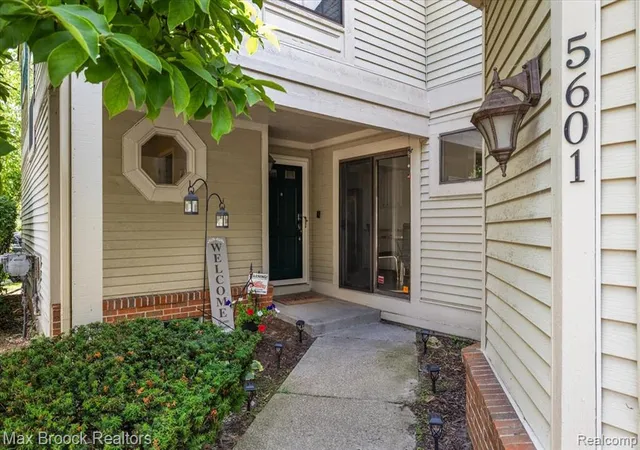 Photo 4 of Condo for sale at 5601 Drake Holw Dr, West Bloomfield, MI 48322 | MLS# 61008709 | Listing updated on 2026-08-01
