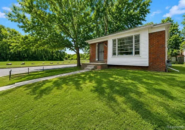3rd image of 20201 Grandville Ave, Detroit, MI 48219 1411 | MLS# 60998270