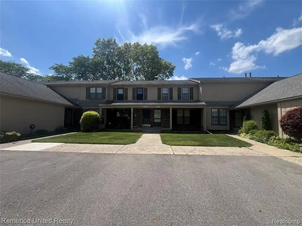 Listing Photo 1 - Condo for sale in 31621 Grn Mdw Ln located at 31621 Grn Mdw Ln, Warren, MI 48093 - Unit 31621 Green Meadow Ln