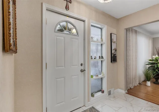 Photo 4 of Sale Pending at 29517 Eastfield St, Farmington Hills, MI 48334 | MLS# 60981888 | Listing updated on 2026-07-07