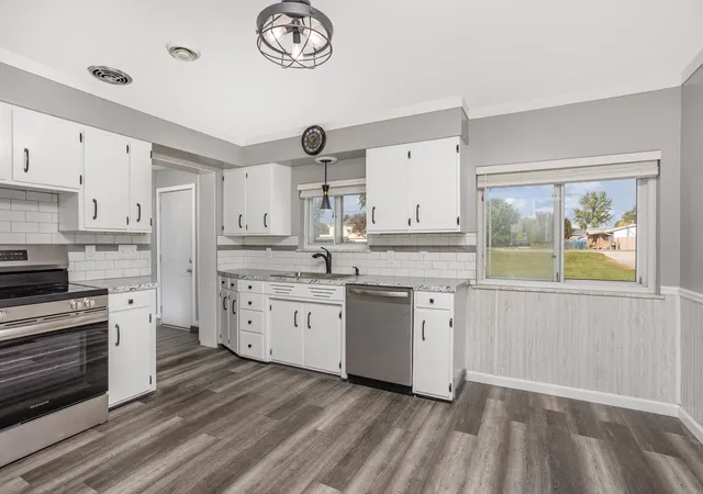 Photo 3 of Sale Pending at 111 S Lincoln Rd, Bay City, MI 48708 | MLS# 50188476 | Listing updated on 2025-09-29