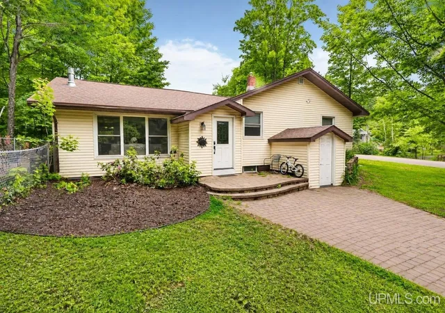 Homes for sale in Marquette, MI | 1695 Vandenboom Ave, Marquette, MI 49855 | MLS# 50212274