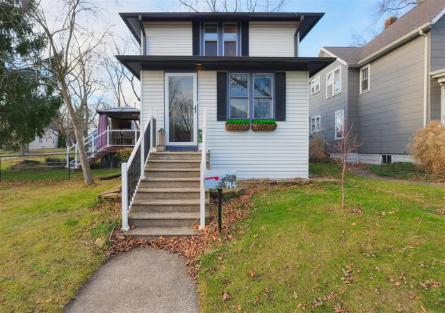 Single family home for sale at 914 Wayne St, Saint Joseph, MI 49085 | MLS# 70381221 | Listing updated on 2025-11-04
