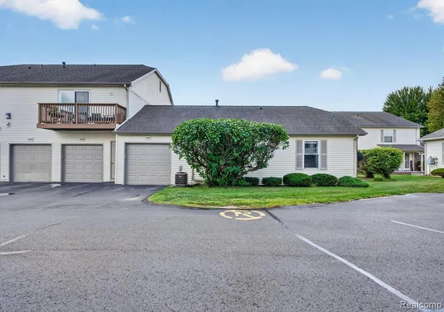 Listing Photo 2 - Condo for sale in building located at 12000 Juniper Wy, Grand Blanc, MI 48439 - Unit #16