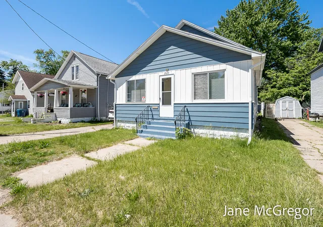 Homes for sale in Muskegon, MI | 2023 Henry St, Muskegon, MI 49441 | MLS# 70536258