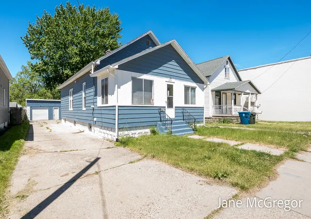 Homes for sale in Muskegon, MI | 2023 Henry St, Muskegon, MI 49441 | MLS# 70536258