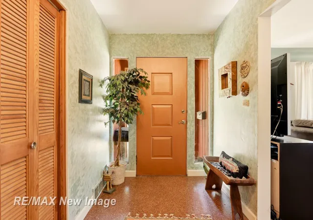 Photo 3 of Sale Pending at 2720 Warwick St, Saginaw, MI 48602 | MLS# 50220110 | Listing updated on 2026-08-31