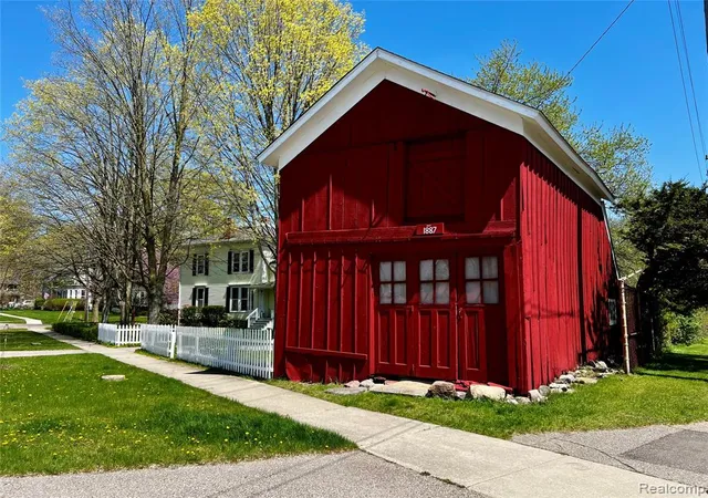 2nd image of 403 Lake St, Howell, MI 48843 1619 | MLS# 60987216