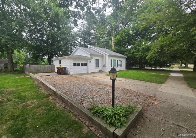 Photo 2 of Single family home for sale at 402 E Buchanan St, Saint Johns, MI 48879 2210 | MLS# 61023807 | Listing updated on 2026-08-24