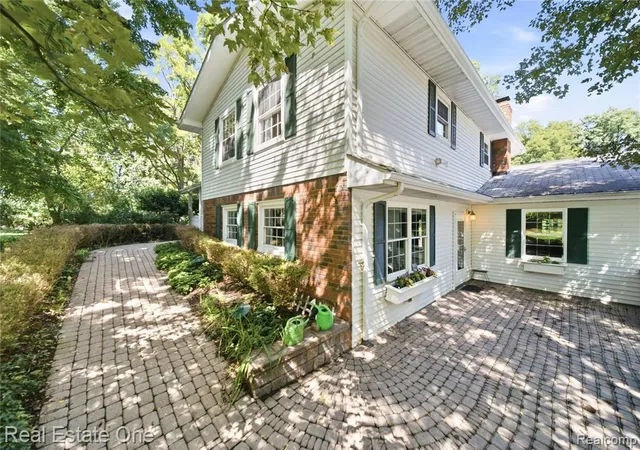 Photo 4 of Single family home for sale at 11075 Shadywood Dr, Brighton, MI 48114 9248 | MLS# 61025045 | Listing updated on 2026-09-13