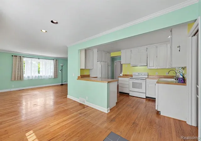 Photo 5 of Sale Pending at 10350 Davisburg Rd, Davisburg, MI 48350 | MLS# 61013449 | Listing updated on 2026-08-15