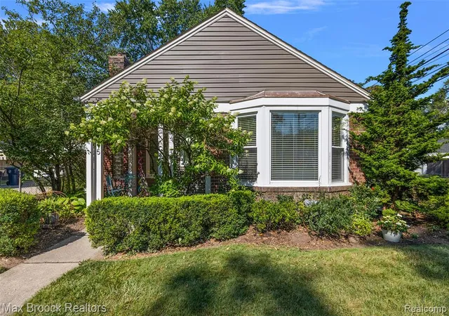 Photo 2 of Sale Pending at 3695 Wakefield Rd, Berkley, MI 48072 | MLS# 61018604 | Listing updated on 2026-08-23