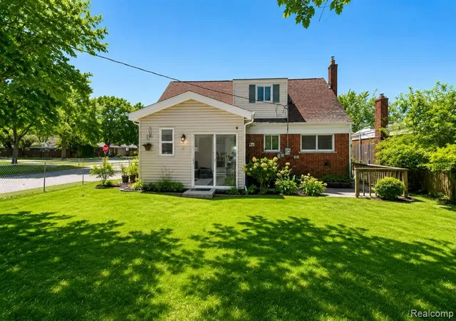 3rd image of 29143 Dover Ave, Warren, MI 48088 | MLS# 61008696