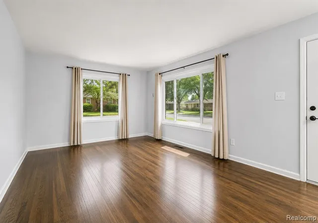 4th image of 29143 Dover Ave, Warren, MI 48088 | MLS# 61008696