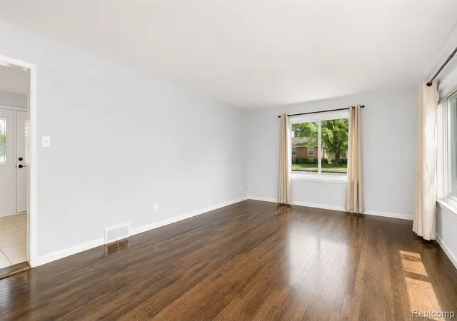 5th image of 29143 Dover Ave, Warren, MI 48088 | MLS# 61008696