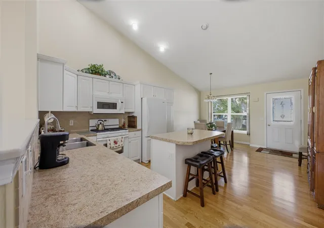 2nd image of 1416 Woodlawn Cmns, Grand Haven, MI 49417 | MLS# 70549423