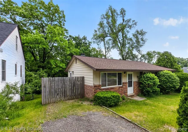 Homes for sale in Waterford, MI | 271 S Williams Lake Rd, Waterford, MI 48327 | MLS# 61001189