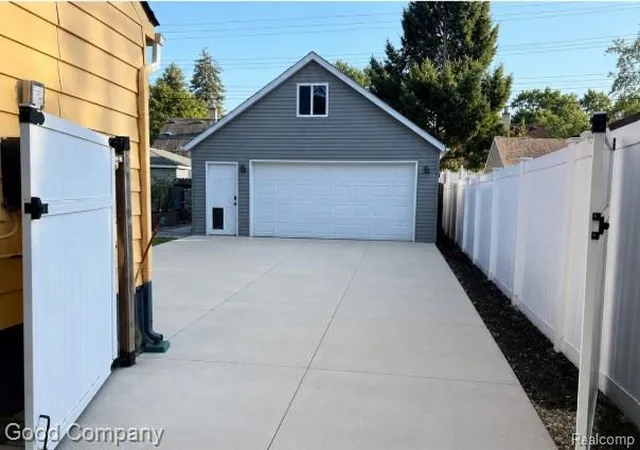 Photo 3 of Single family home for sale at 412 Chippewa St, Clawson, MI 48017 2041 | MLS# 61025091 | Listing updated on 2026-09-23