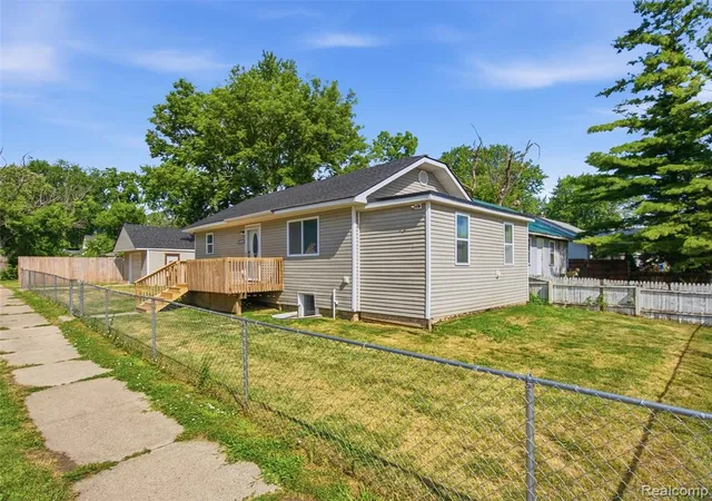 Photo 3 of Single family home for sale at 84 W End Ave, Waterford, MI 48328 3716 | MLS# 61012276 | Listing updated on 2026-09-17