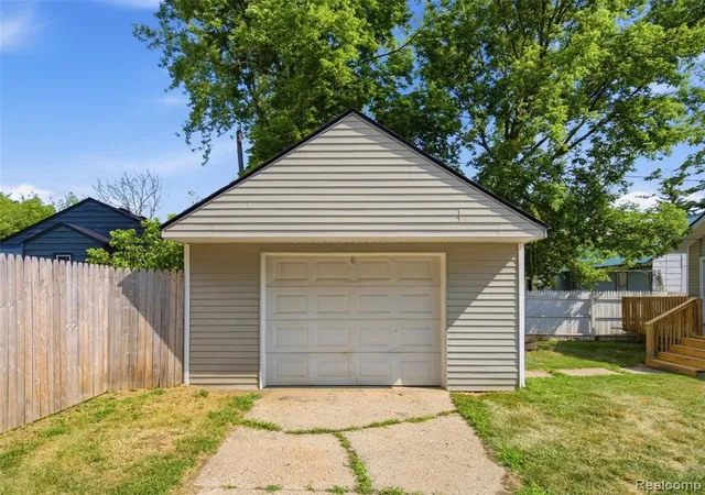 Photo 3 of Single family home for sale at 84 W End Ave, Waterford, MI 48328 3716 | MLS# 61012276 | Listing updated on 2026-09-17