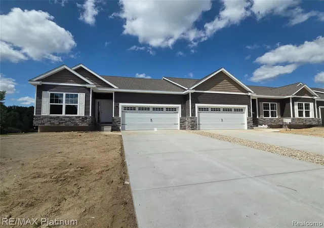 Homes for sale in Fenton, MI | 856 Oakwood Cir #44, Fenton, MI 48430 | MLS# 61008480