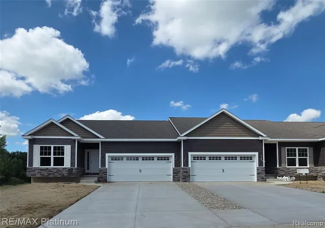 Homes for sale in Fenton, MI | 856 Oakwood Cir #44, Fenton, MI 48430 | MLS# 61008480