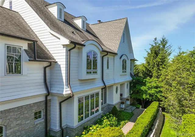 3rd image of 300 Woodland Villa Ct, Birmingham, MI 48009 1662 | MLS# 61005044