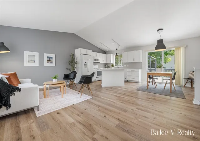 Photo 3 of Sale Pending at 1660 Simmons Ave, Grand Rapids, MI 49505 | MLS# 70535013 | Listing updated on 2026-06-06