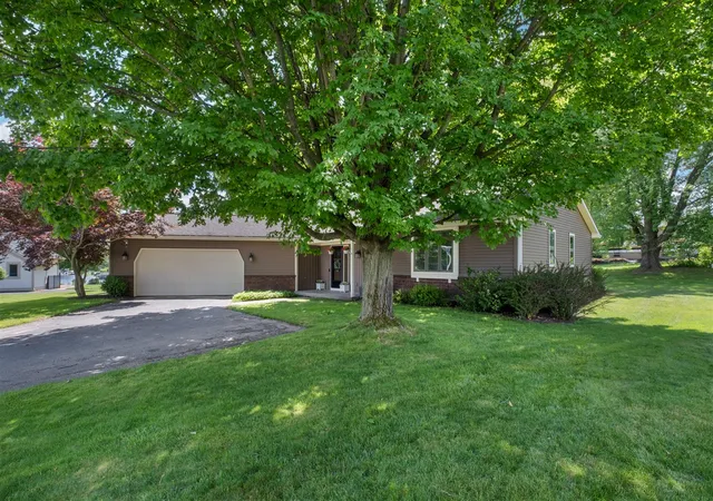 Photo 3 of Sale Pending at 6900 Vista Grande Dr, Rockford, MI 49341 | MLS# 70541103 | Listing updated on 2026-06-27