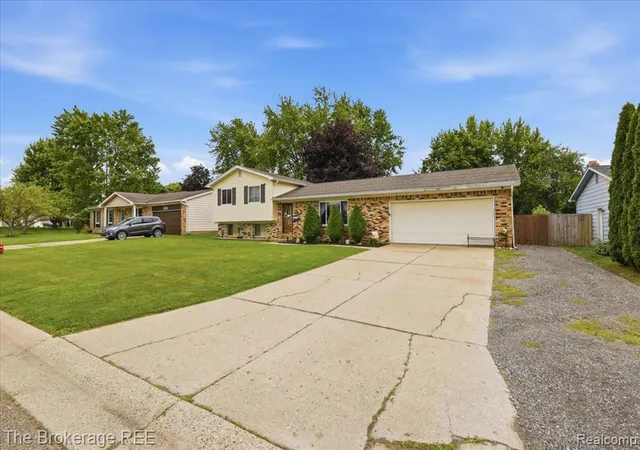 Homes for sale in Grand Blanc, MI | 1448 Greenview Dr, Grand Blanc, MI 48439 | MLS# 61008072