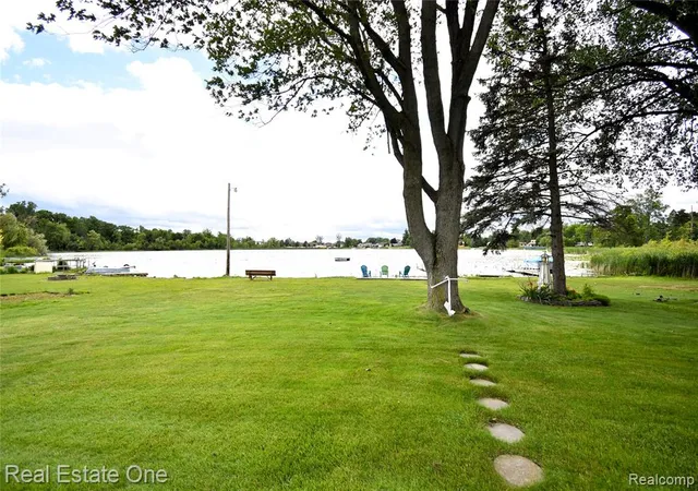 Homes for sale in Fenton, MI | 11422 Skyline Dr, Fenton, MI 48430 8823 | MLS# 60967380