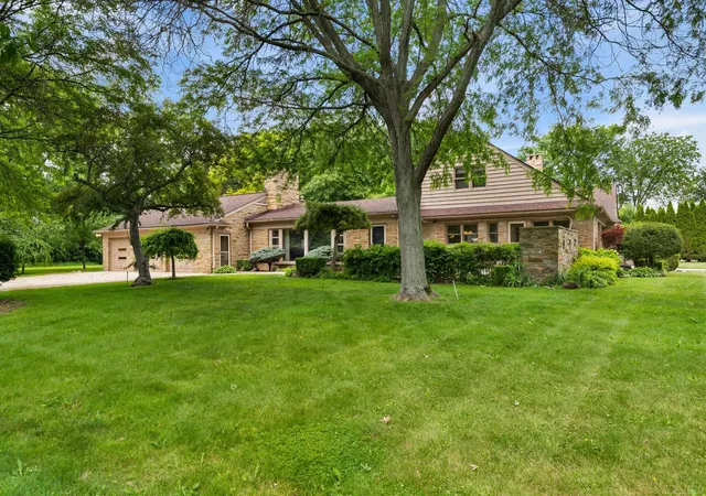 Homes for sale in Grosse Pointe Woods, MI | 1427 Sunningdale Dr, Grosse Pointe Woods, MI 48236 | MLS# 50210859
