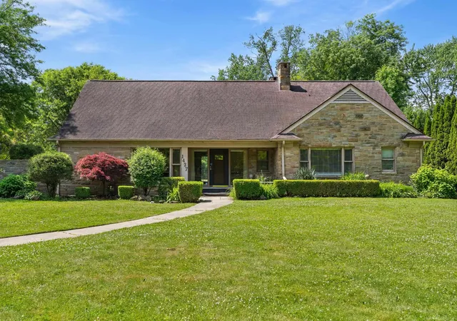 Homes for sale in Grosse Pointe Woods, MI | 1427 Sunningdale Dr, Grosse Pointe Woods, MI 48236 | MLS# 50210859