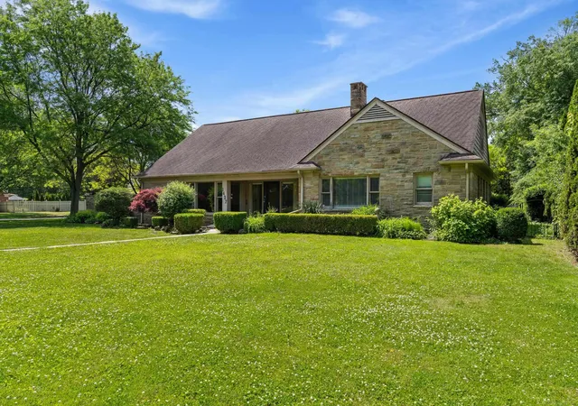 Homes for sale in Grosse Pointe Woods, MI | 1427 Sunningdale Dr, Grosse Pointe Woods, MI 48236 | MLS# 50210859