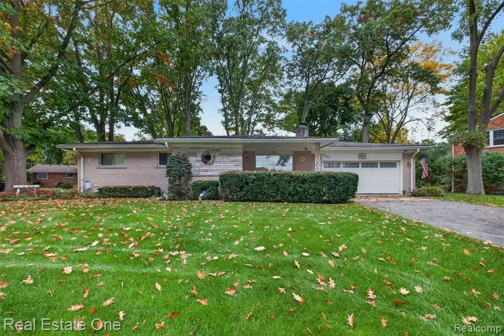 Photo 1 of Sale Pending at 2731 N Lake Dr, Waterford, MI 48329 2548 | MLS# 61039261 | Listing updated on 2026-10-20
