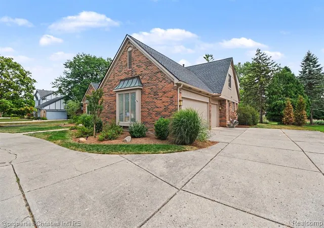 Photo 3 of Sale Pending at 25219 Bridlepath Ln, Farmington Hills, MI 48335 | MLS# 61021419 | Listing updated on 2026-08-18