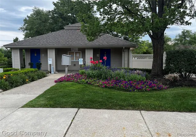 Listing Photo 2 - Condo for sale in building located at 31228 Country Blf, Farmington Hills, MI 48331