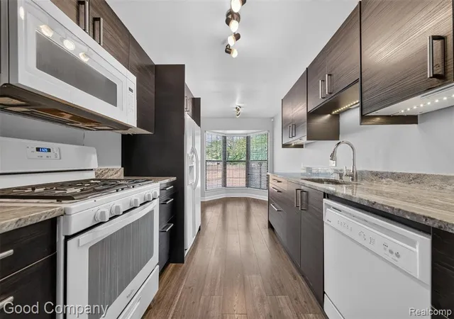 Listing Photo 3 - Condo for sale in building located at 31228 Country Blf, Farmington Hills, MI 48331