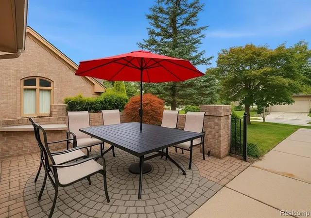 3rd image of 5828 Dawn Ridge Dr, Troy, MI 48098 5103 | MLS# 61023609