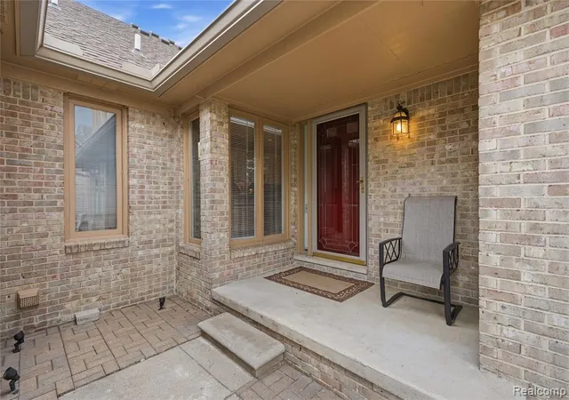 4th image of 5828 Dawn Ridge Dr, Troy, MI 48098 5103 | MLS# 61023609