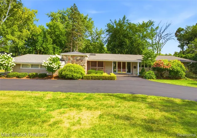 Photo 1 of Single family home for sale at 3159 Middlebury Ln, Bloomfield Hills, MI 48301 4176 | MLS# 61023373 | Listing updated on 2026-09-14