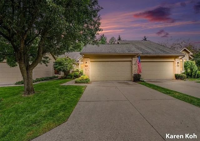Photo 2 of Sale Pending at 1834 Cross Bend St, Grand Rapids, MI 49505 | MLS# 70555121 | Listing updated on 2026-09-03