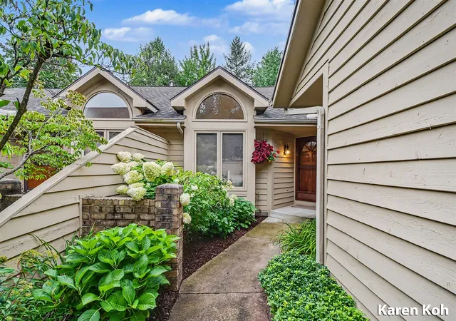 Photo 4 of Sale Pending at 1834 Cross Bend St, Grand Rapids, MI 49505 | MLS# 70555121 | Listing updated on 2026-09-03