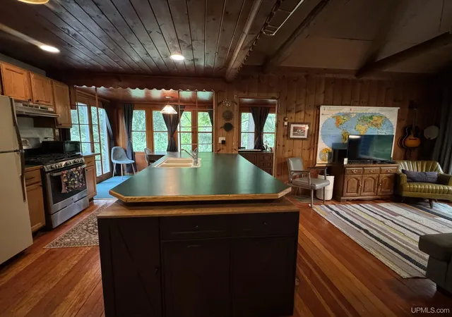 Photo 4 of Sale Pending at 428 Green Garden Rd, Marquette, MI 49855 | MLS# 50215852 | Listing updated on 2026-08-27