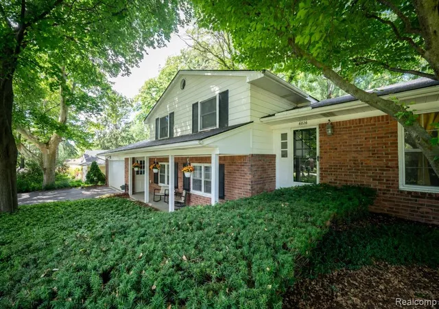 2nd image of 6826 Spruce Dr, Bloomfield Hills, MI 48301 | MLS# 61022456